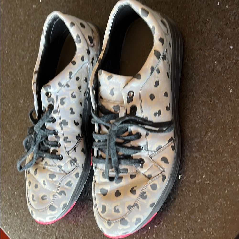 Gucci Gray and Black Athletic Sneakers with Distinctive Design - Picture 2 of 5